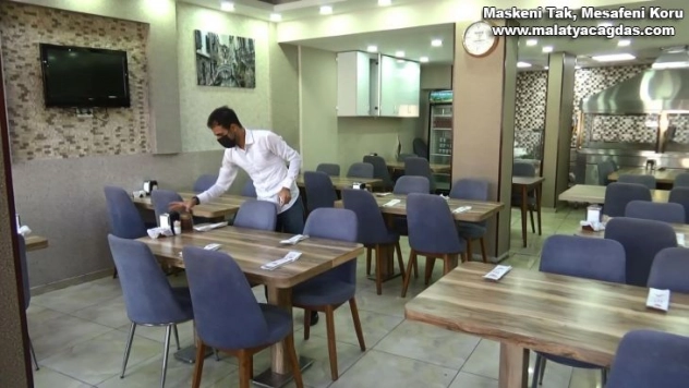 Diyarbakır'da yeni normalleşme start aldı, esnaf iş yerini açıp müşteri beklemeye başladı