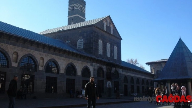 Diyarbakır'daki camilerde rehberlik hizmeti verildi, 3 turist Müslüman oldu