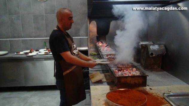 Diyarbakır'ın sıcaklığı vatandaşı ciğer yemekten vazgeçiremedi