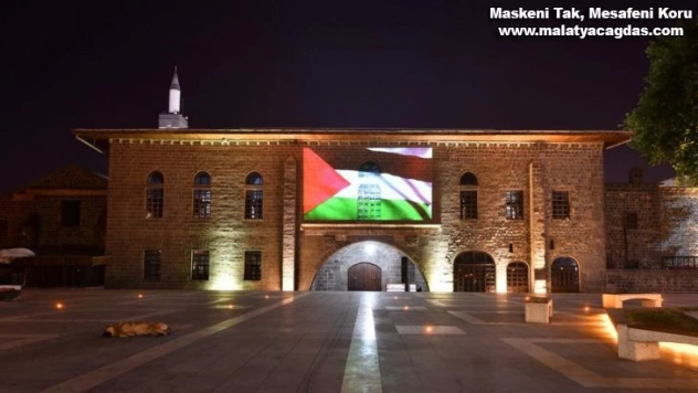 Ulu Cami ve Tek Beden Burcu'na Filistin bayrağı yansıtıldı