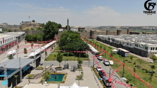 Diyarbakır Kurşunlu Meydanı 15 Temmuz etkinlikleri için hazır