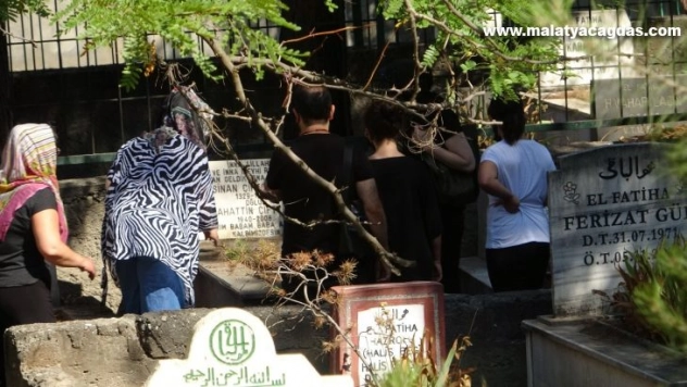 Diyarbakır mezarlıklarında hüzünlü bayramlaşma