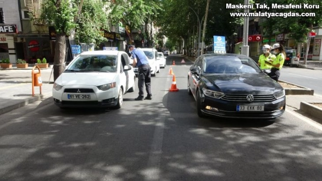 Diyarbakır polisi, kısıtlamada denetimlerini sürdürüyor