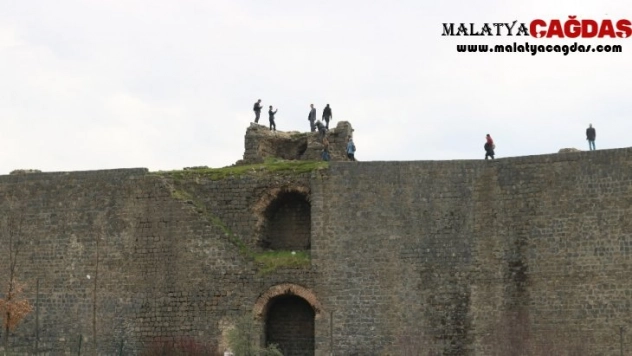 Diyarbakır surlarında 'selfie' çılgınlığının önüne geçilemiyor