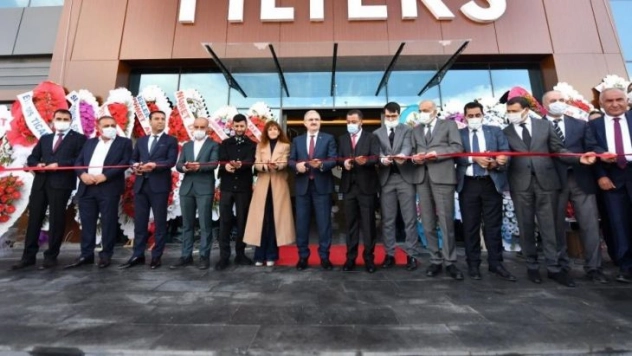 Diyarbakır Valisi Karaloğlu, tekstil fabrikasının açılışını yaptı