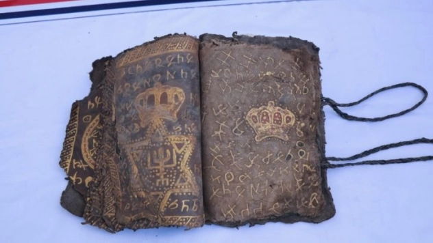 Diyarbakır'da 800 yıllık İncil ve İbranice işlenmiş ferman ele geçirildi