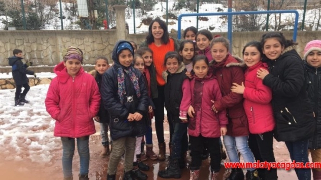 Diyarbakırlı gönüllülerden köy okulu öğrencilerine bot ve mont yardımı