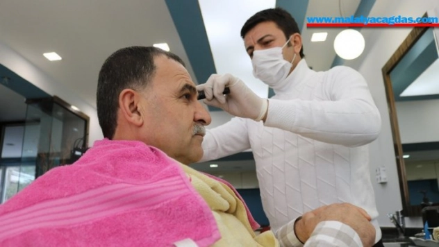 Diyarbakırlı kuaför, 'Evde kal Türkiye' çağrısına uyarak yaşlı vatandaşları evde tıraş etme kararı aldı