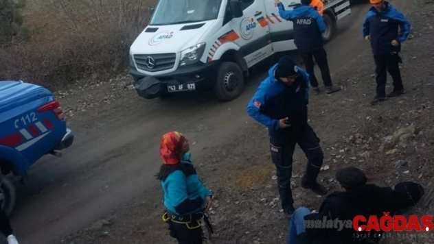 Doğa yürüyüşünde iki kayanın arasına sıkıştı