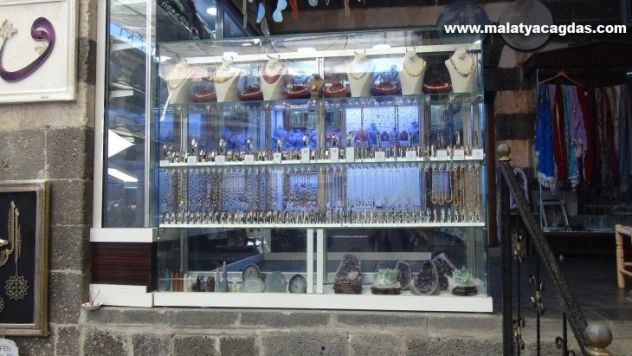 Doğal taşlara ilgi arttı, turistlerin gözdesi oldu