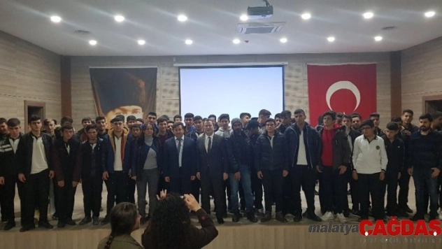 Doğan, mezun olduğu okulda öğrencilerle buluştu