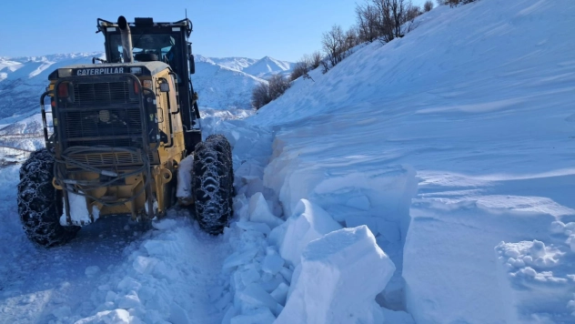 Doğanşehir'de karla mücadele çalışmaları devam ediyor
