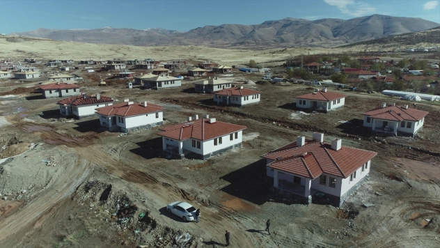 Doğanşehir'de köy tipi afet evlerinin inşası sürüyor