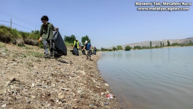 Doğaseverler 2 saatte 30 çuval çöp topladı