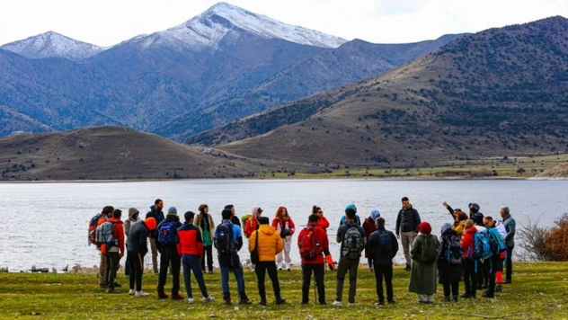 Doğaseverler Van Gölü koylarında yürüyüş yaptı