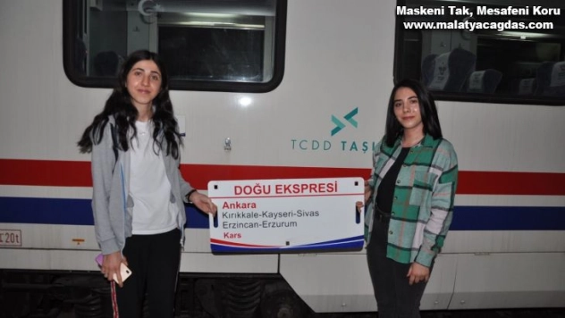 Doğu Ekspresi yolcularına Kars'ta sazlı sözlü karşılama