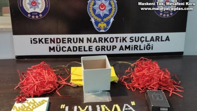 Doğum günü hediye kutusundan uyuşturucu çıktı