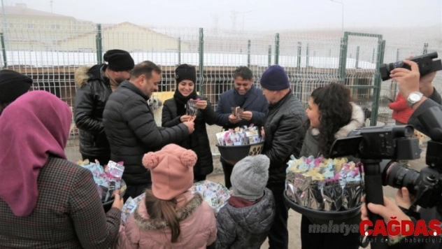 Doğum gününü sokak hayvanları ile kutladı