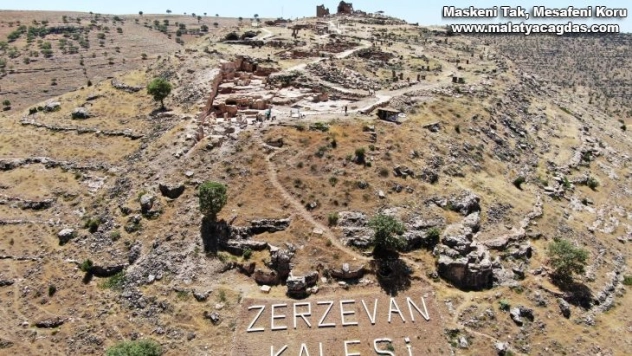 Doğunun Efes'i Zerzevan Kalesi'ne pandemiye rağmen ziyaretçi akını