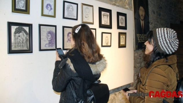 Doktor, reçetelerin üzerine yaptığı resimlerle sergi açtı