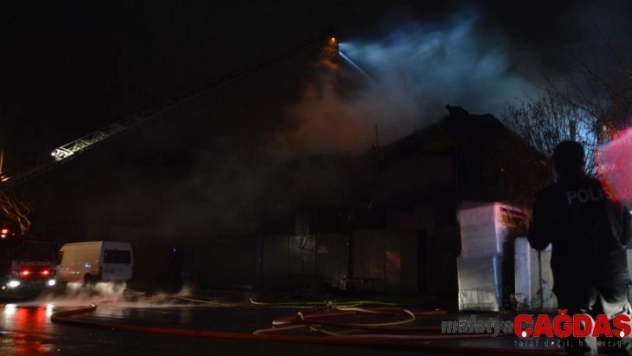 Dokuma fabrikasında çıkan yangın 4 saat sonra kontrol altına alındı