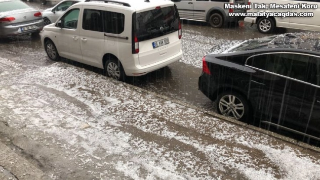 Dolu yağışı her yeri beyaza bürüdü