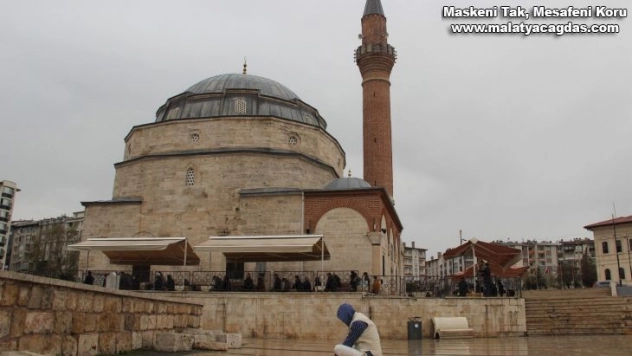 Dolup taşan meydan boş kaldı
