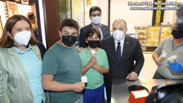 Dondurmacıda Bakan Varank'ı gören vatandaşlar şaşkınlıklarını gizleyemedi