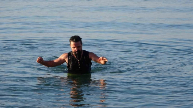 Van Gölü'nde eksi 9 derecede yüzme mesaisi