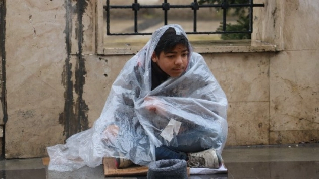 Dondurucu soğukta naylona sarılıp ısınmaya çalıştı