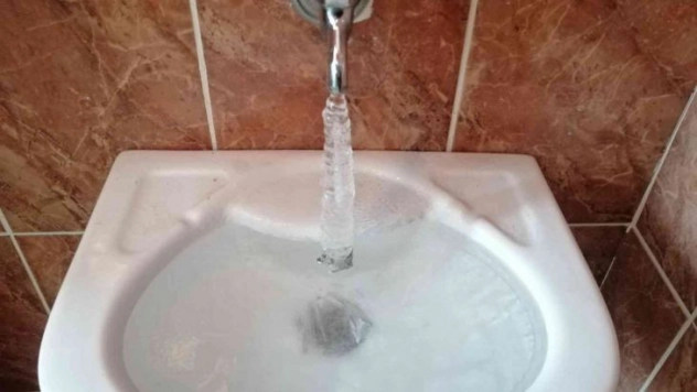 Donmasın diye musluğu açık bıraktı, akan su bile dondu