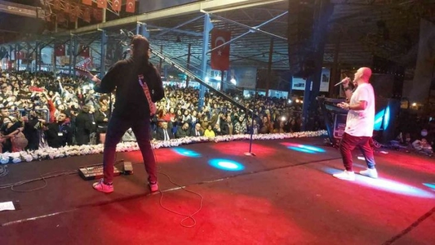 Dörtyol'da vatandaşlar ünlü müzik grubu 'Gripin' ile coştu