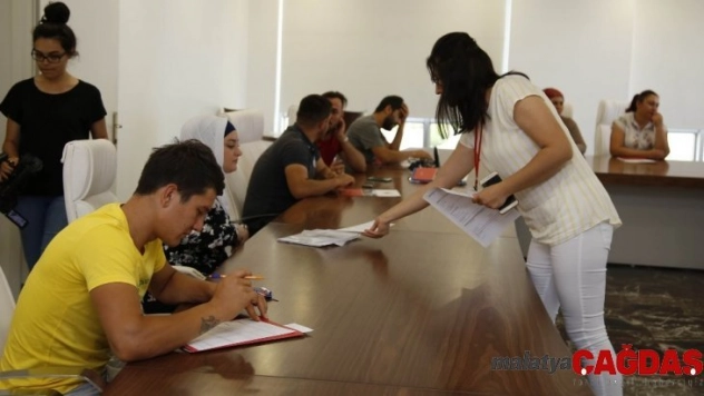 Döşemealtı Belediyesi'nin İşkur Masası işverenle işçiyi buluşturuyor