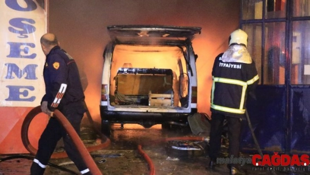 Döşemeci dükkanında çıkan yangın itfaiye ekipleri tarafından söndürüldü