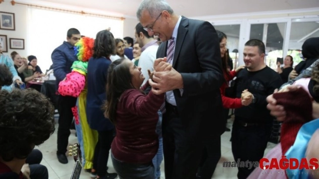 Down Kafede erken yeni yıl kutlaması