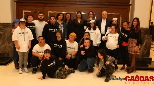 Down sendromlu dansçılar yeni koreografilerini sergiledi