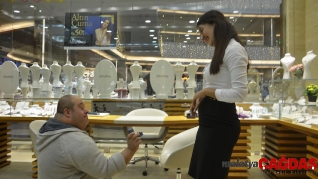 Down sendromlu gençten duygulandıran evlilik teklifi