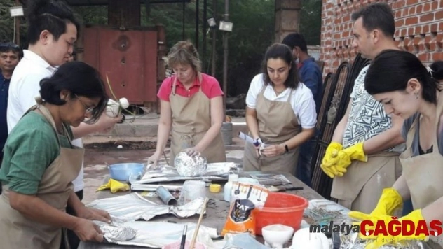 DPÜ'lü iki öğretim üyesi Hindistan'da seramik sempozyumuna katıldı