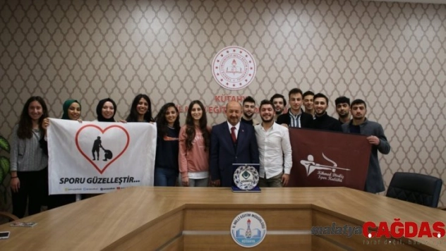 DPÜ'lü öğrenciler, Müdür Başyiğit'e proje ve çalışmaları hakkında bilgi verdiler