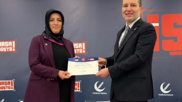 Dr.Fatih Erbakan, Başarılı Malatya İl Kadın Kolları Başkanı Koşar'ı Ödüllendirdi