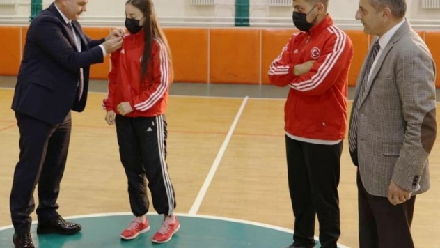 DSİ Bölge Müdürü başarılı sporcularını altınla ödüllendirdi