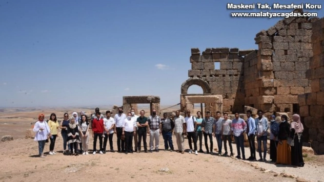 DÜ'de öğrenim gören yabancı uyruklu öğrenciler Zerzevan Kalesini ziyaret etti