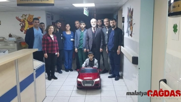 DÜ Hastaneleri Başhekimi Kadiroğlu, yeni yıla hastanede hasta, hasta yakını ve çalışanlarla girdi