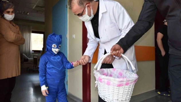 DÜ Hastanesi Başhekim Prof. Dr. Akdağ'dan hastalara moral