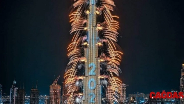 Dubai yeni yılı havai fişek ve ışık gösterisiyle karşıladı