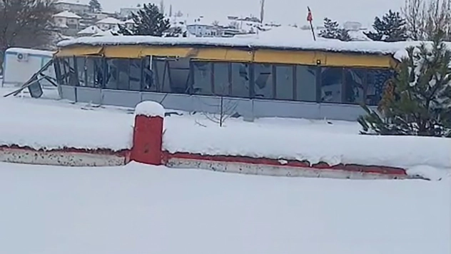 Düğün salonunun çatısı, yağan karın ağırlığına dayanamadı