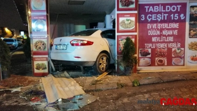 Dükkana giren otomobil ortalığı savaş alanına çevirdi