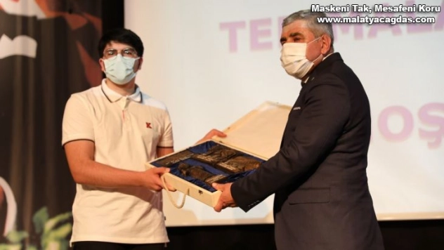 Dünya birincisi olan öğrenciye okulundan ödül