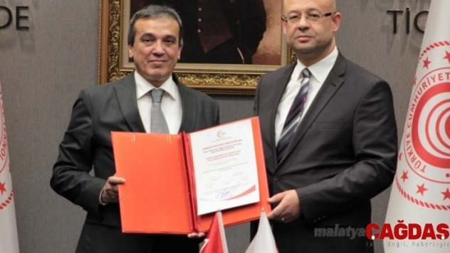 Dünya genelinde ilk helal akreditasyon sertifikası TSE'ye teslim edildi