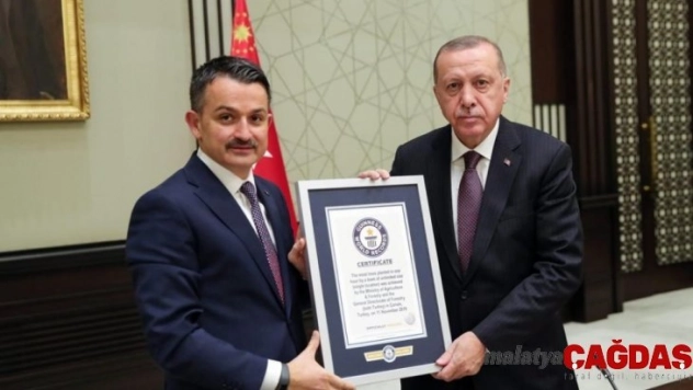 Dünya rekoru belgesi Cumhurbaşkanı Erdoğan'a verildi